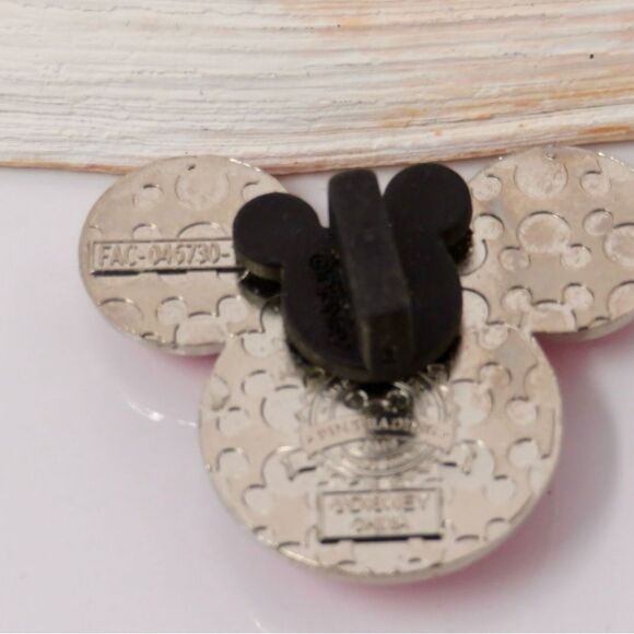 Genuine Disney pin - Picture 2 of 2
